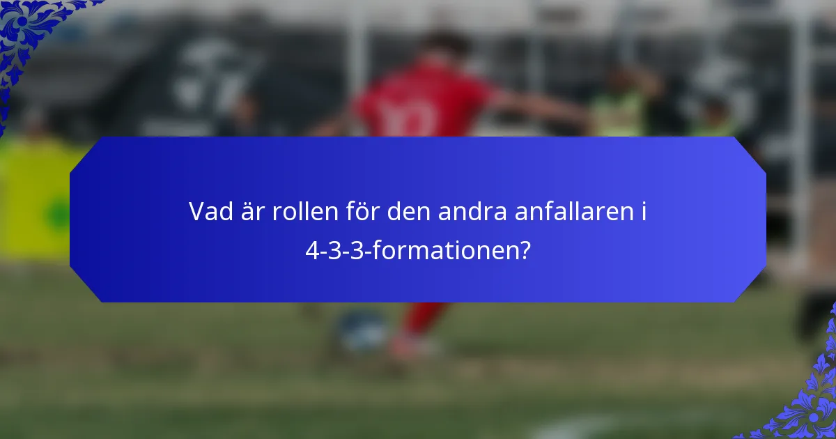 Vad är rollen för den andra anfallaren i 4-3-3-formationen?